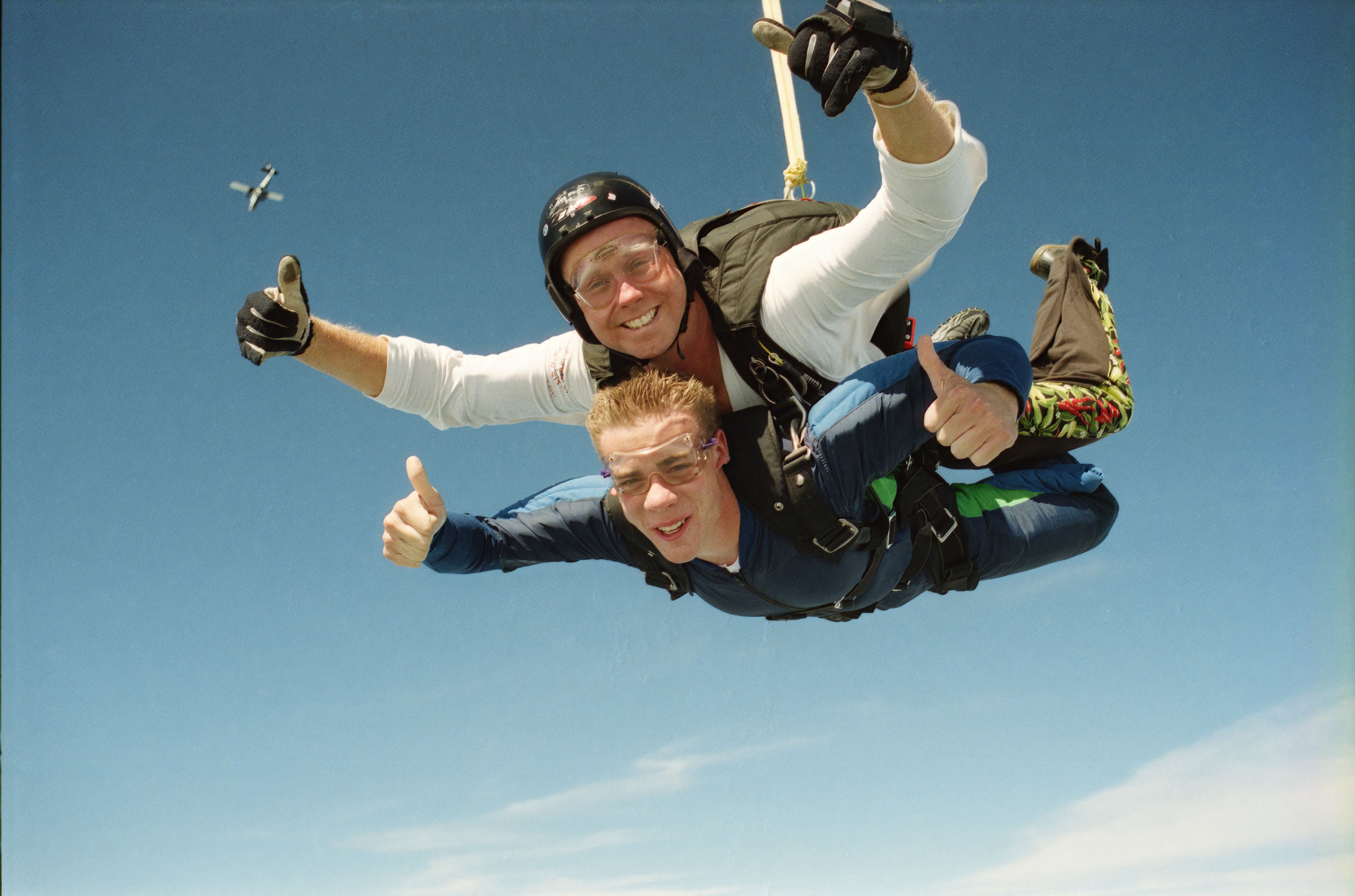 261012-tandem-skydivers-pexels-tomfisk-11114520